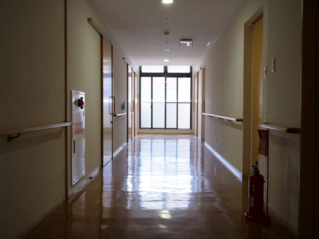 廊下を望む視点 廊下 ゆったりとした通路で、壁に手すりが設置されています。明るく落ち着いた雰囲気の中で、安心してお過ごしいただけます。