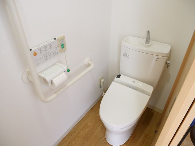 利用者向け清潔なトイレ トイレ 手すり付きで安全に配慮された清潔なトイレです。余裕のある設計で、快適にお使いいただけます。