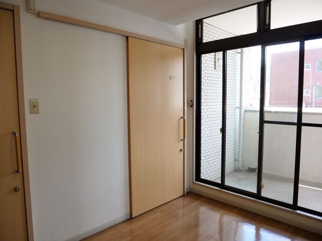 広々とした居室 居室 ゆとりの空間が確保された居室です。床から天井までの窓からは自然光がたっぷりと入り、明るく開放的な雰囲気を感じられます。