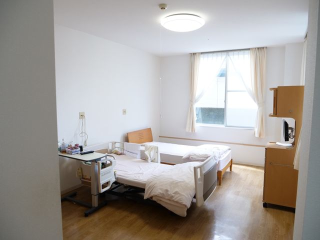 居心地の良い居室 居室 広々とした落ち着いた色合いの居室です。窓からの光が心地良く、リラックスしてお過ごしいただけます。