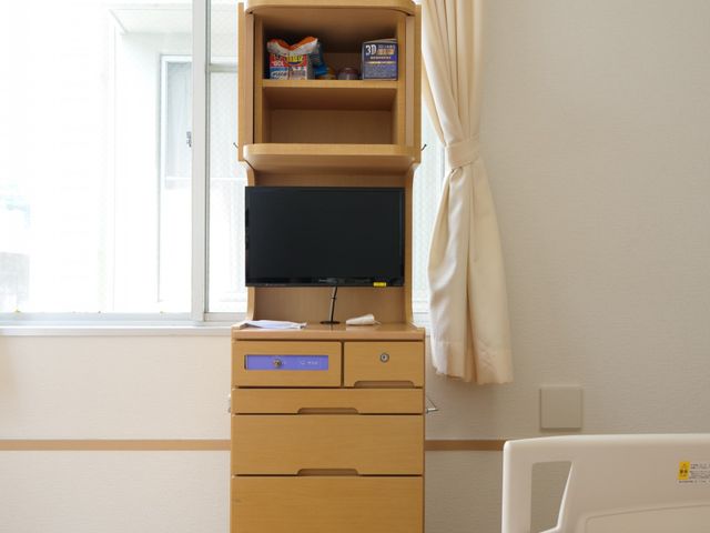 居心地のよい居室 居室 窓辺に明るい光が差し込む清潔な居室です。居住者の方々が安心して過ごせるよう整えられています。