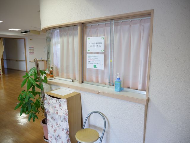 ゆったりとした受付スペース エントランス 手指消毒の設備が整った清潔感あるエントランス。安心してお過ごしいただける環境が整っています。
