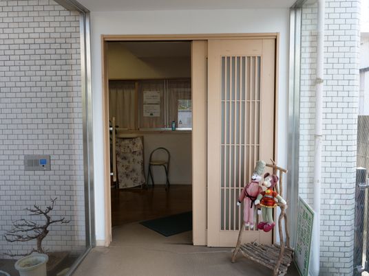 温かみのある入り口