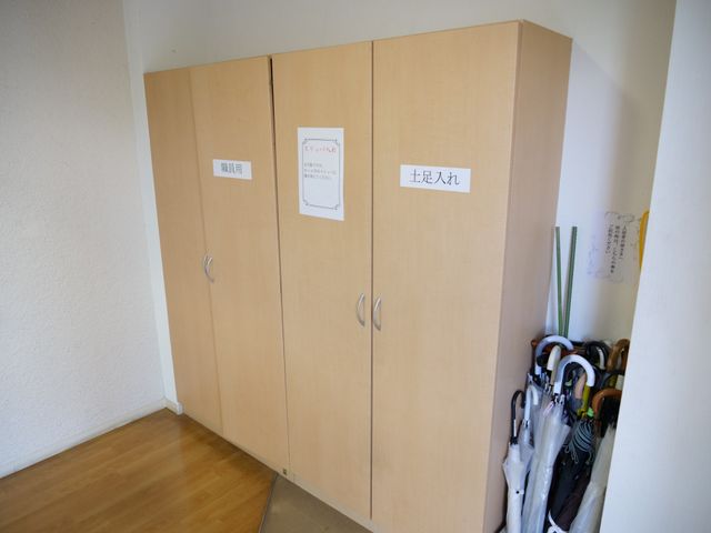 居室入口の収納家具 収納 整理された収納スペースがある居室入口です。個人の持ち物を大切に保管できる工夫がされています。