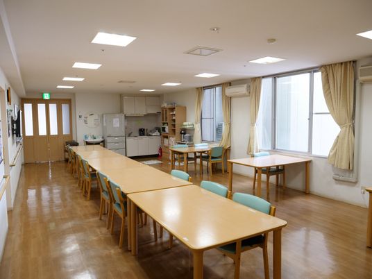 明るく広々とした食堂