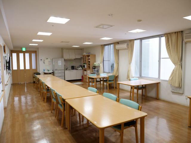 明るく広々とした食堂 食堂 広々として明るい雰囲気の食堂です。テーブルも多く、ゆったりとした食事の時間が過ごせそうです。