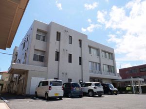 明るい日差しの居室外観