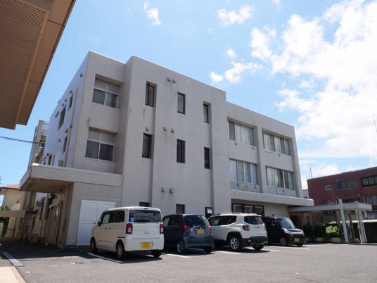 明るい日差しの居室外観