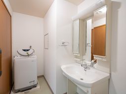 綺麗な洗面台と鏡