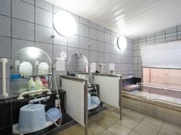 清潔な洗面台と浴室空間