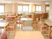 四人掛けのテーブルと椅子が並べられている施設内の食堂の様子。広めの食堂設備