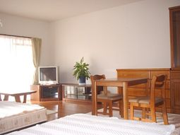 明るい居室の風景