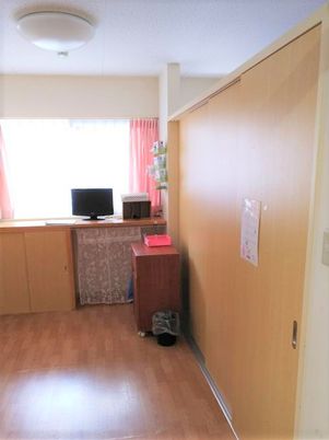 明るい居室の一角