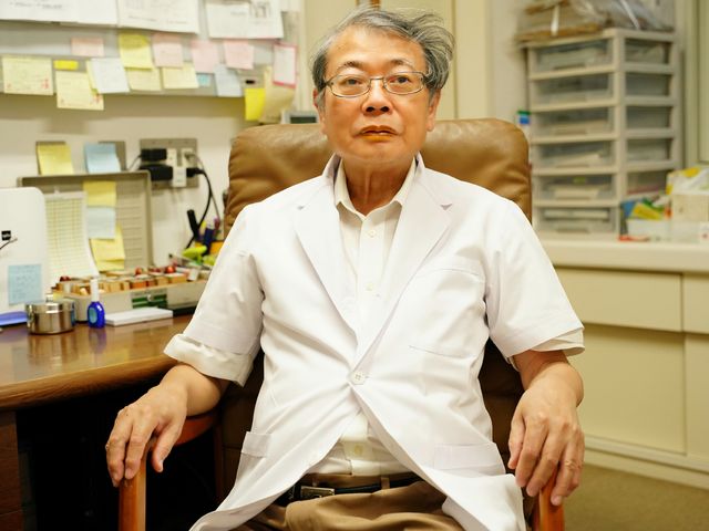 事務所にいるスタッフ スタッフ 温かみのある表情で迎えてくれるスタッフが、心地よい職場環境を築いています。働くことへの意欲やチームワークの大切さを感じさせる光景です。