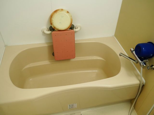 手すり付き浴槽 浴槽 安全に配慮した設計の浴室です。手すりや座面を備え、快適な入浴が支援されます。