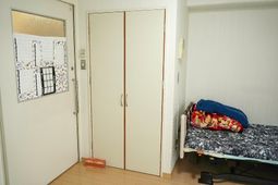 居室のベッドと入口