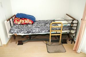 明るい居室のベッド