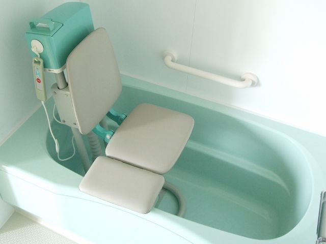 手すり付きの快適浴室 浴槽 安全かつ快適にご入浴いただけるよう、手すりや座浴椅子を備えた清潔感あふれる浴室です。