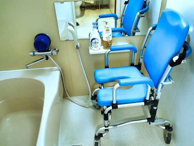 バリアフリー浴室設備 浴室 バリアフリー設計の清潔な浴室は、ご利用者様の安全と快適さを考えた構造になっています。
