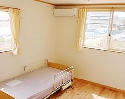 明るい個室の居室