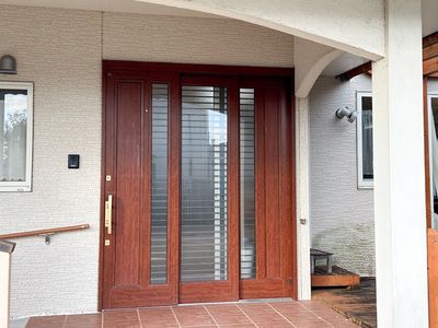 重厚な木の入口