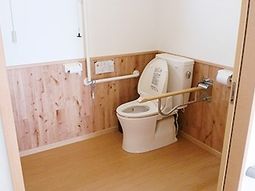 手すり付き明るいトイレ