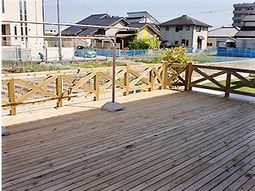 木製デッキと住宅街