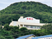 緑に囲まれた建物