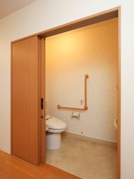 手すり付きトイレの内観