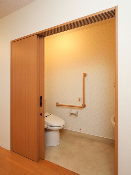 手すり付きトイレの内観