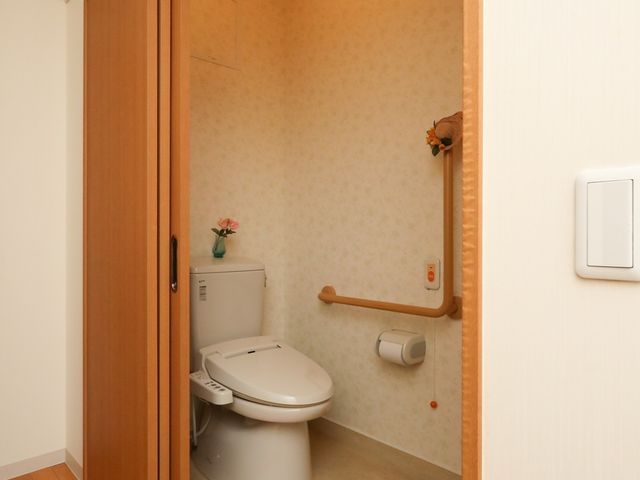 バリアフリートイレ設備 トイレ 広々としたトイレには手すりが完備され、安心してご使用いただける設計になっております。