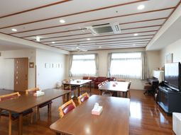 共有スペースの明るい部屋