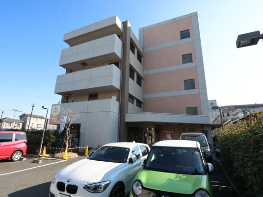 現代的な建物の外観