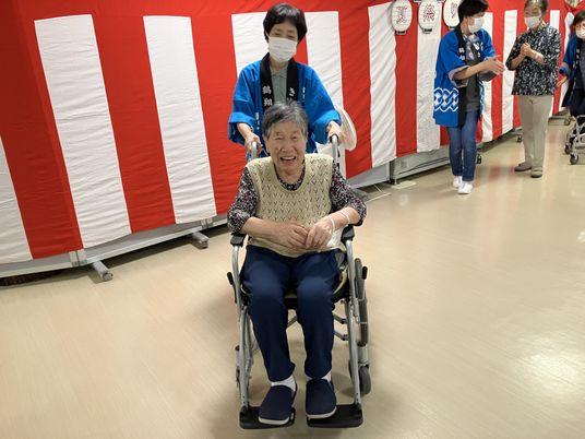 笑顔の車椅子の方との交流