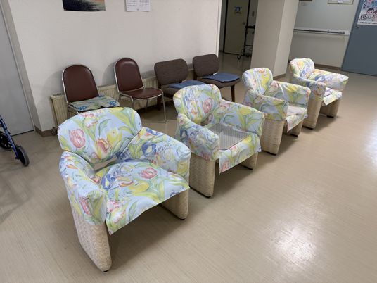 カラフルなソファが並ぶ廊下