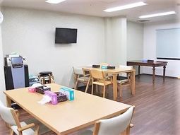 明るい共用ダイニングエリア