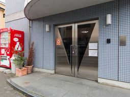 入口と自動販売機