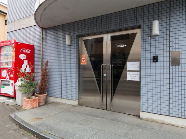 入口と自動販売機
