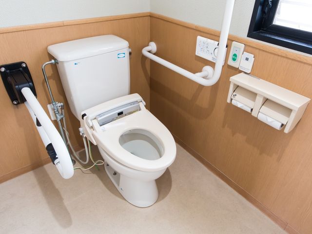 バリアフリー対応トイレ トイレ 手すり付きで安全に配慮された清潔なトイレ空間です。利用者の快適性を高める配慮がある職場です。