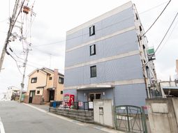 四階建ての建物外観