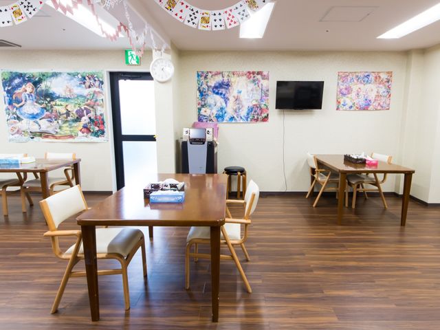 カラフルな絵画の食堂 食堂 壁に明るい絵画が飾られたダイニングエリアです。居心地の良い空間で、皆様の交流が生まれる場所となっています。