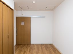 シンプルな居室の様子