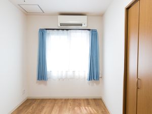 明るい個室の居室