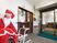 サンタの装飾が置かれたエントランス