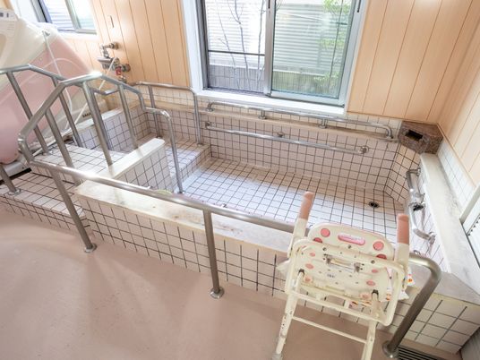 バリアフリー設計の浴室