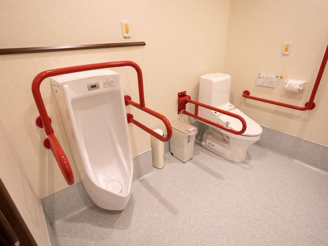 バリアフリートイレ トイレ 安全な支援バー付きのトイレ空間です。車椅子利用者も安心してご使用いただける設計となっております。