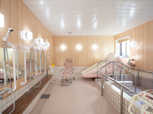 バリアフリー設計の浴室