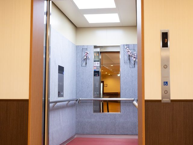 エレベーターの自動開閉扉 エレベーター ゆったりとした自動ドアのエレベーターは、手すり付きで安全性を確保しており、快適な移動をサポートします。