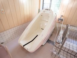 清潔な浴槽と手すり