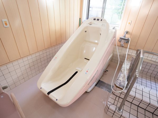 清潔な浴槽と手すり